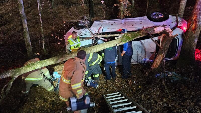 Car rolls into embankment in Maury Co., no major injuries