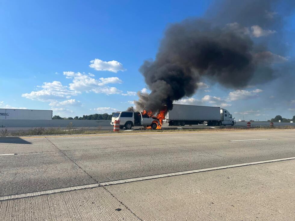 People, dogs escape car fire on Tennessee interstate